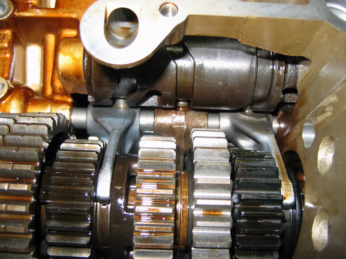 Engrenagens de uma caixa de transmissão industrial