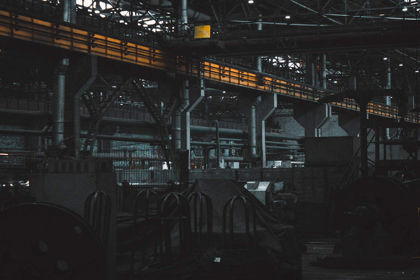 Máquinas industriais em ambiente de produção